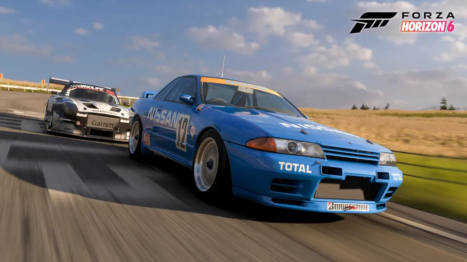 Синий гоночный Nissan Skyline GT-R поколения R32 на трассе — Forza Horizon 6